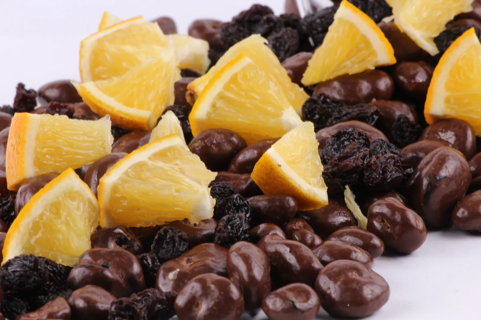Almendra, avellana, maní, pasa y naranja, cada una con su capa de chocolate.