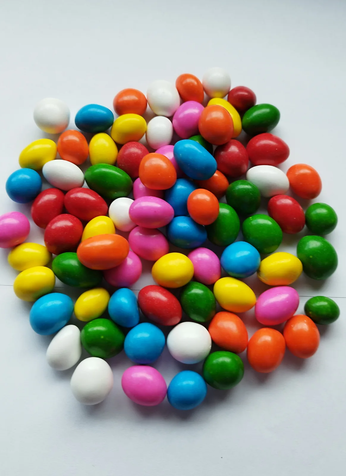 Maní cubierto con chocolate y una capa confitada de colores.