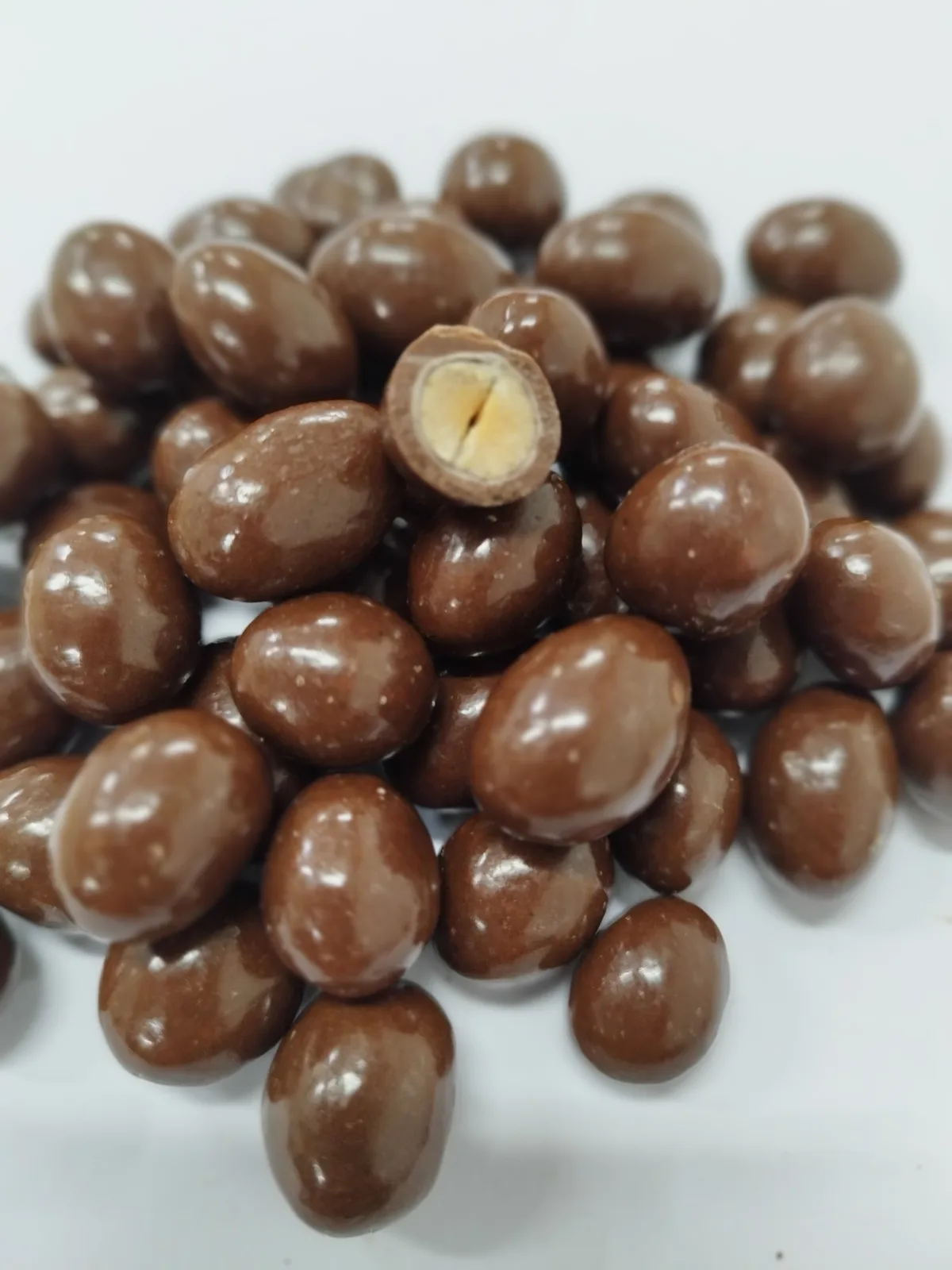 Maní cubierto con chocolate Grachoc, de cerca